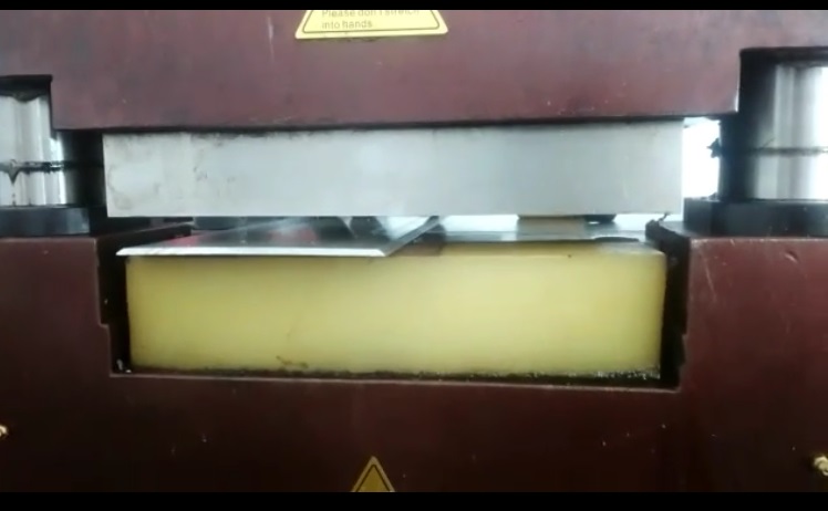 BASBAR CUTTING Close-up of the double-column shearing structure performing a clean cut on a copper busbar with no scraps