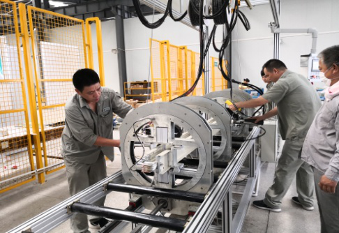 Busbar swing table rotation and manual riveting alignment