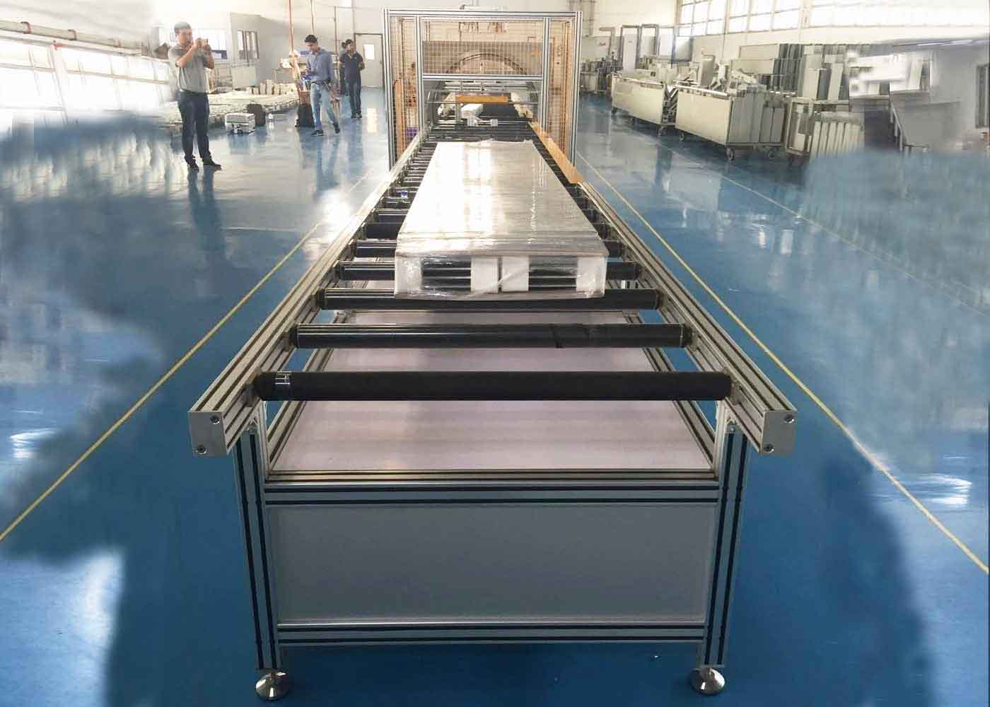 Automatic feeding and wrapping busbar packing machine applying dust-proof film